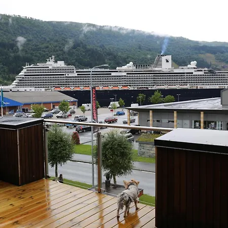 Toppleiligheit - Eidsgata 49 * Nordfjordeid